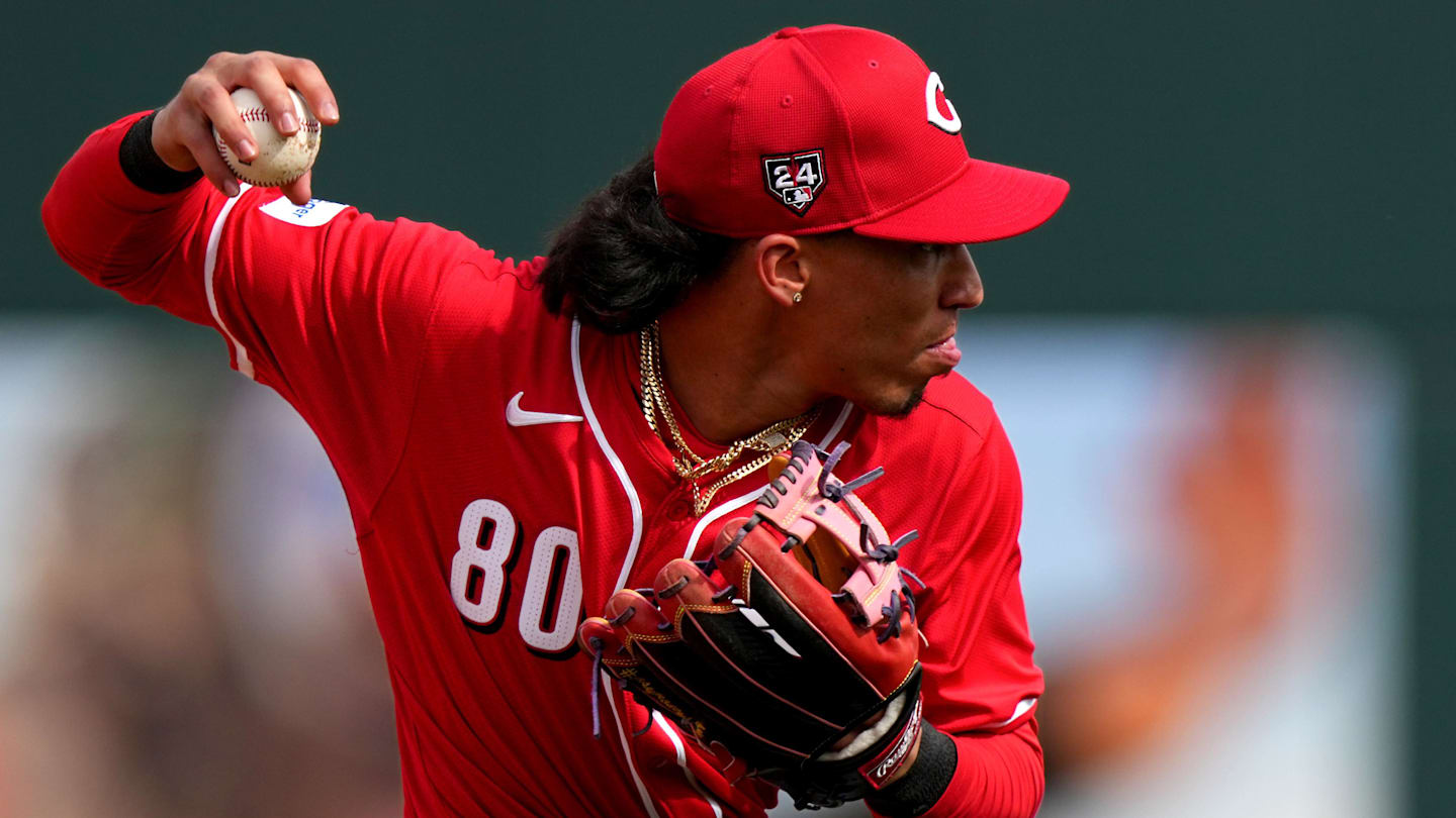 Cincinnati Reds shortstop Edwin Arroyo throws to first base