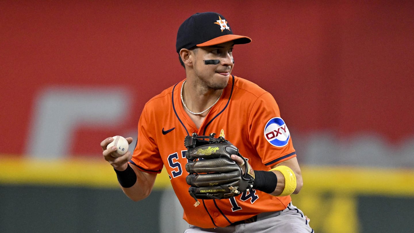 Astros Send Gold Glove Winner to Braves in Exchange for Fellow Infielder