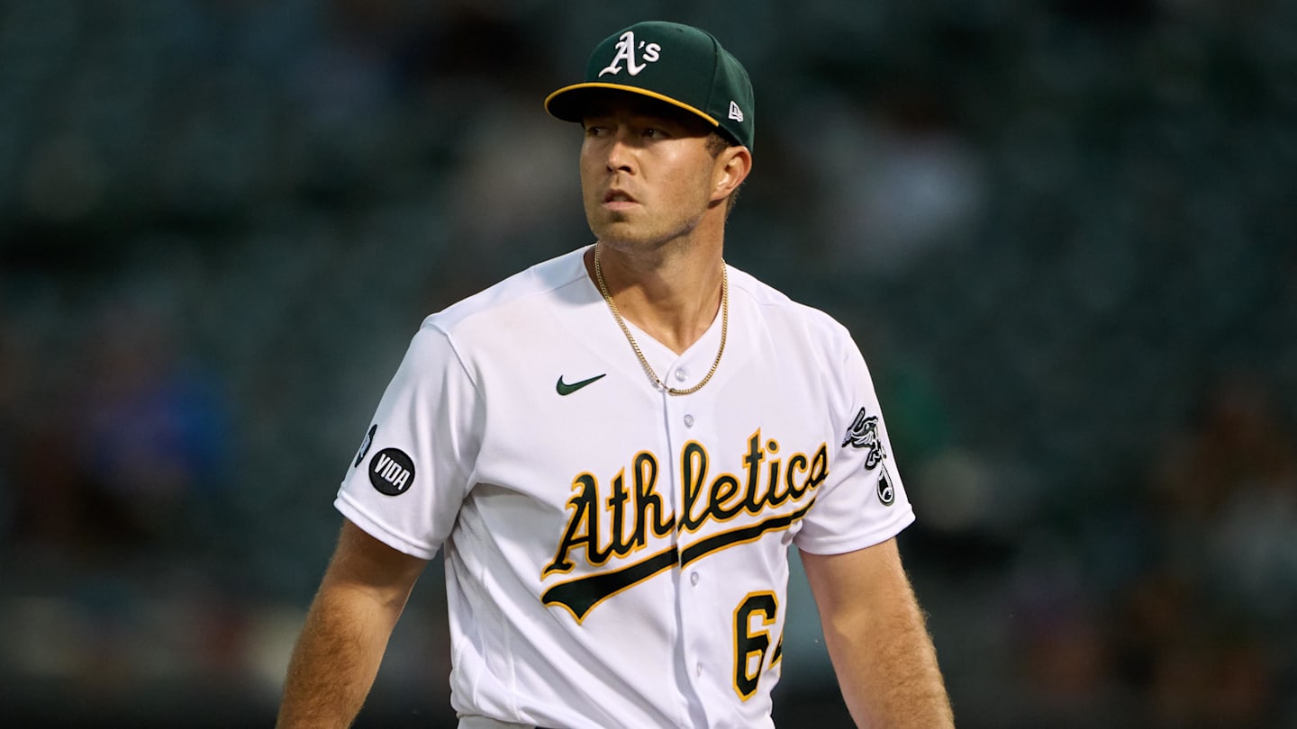 A's Tender Two Pitchers Contracts Ahead of Deadline