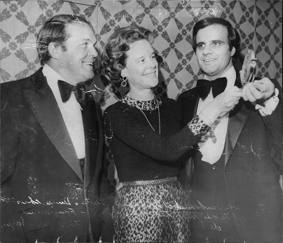 Joe Torre shows off his Good Guy award to his new boss, Mrs. Lorinda de Roulet, who succeeded her mother, Mrs. Joan Payson, as the Mets president on February 1, 1976. New York Post