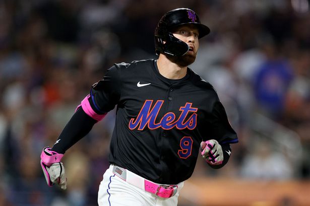 Brandon Nimmo runs the bases