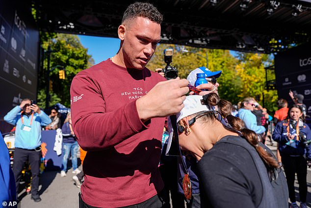 Judge proudly put the medal around his wife's neck after she ran at an impressive 8:07 pace