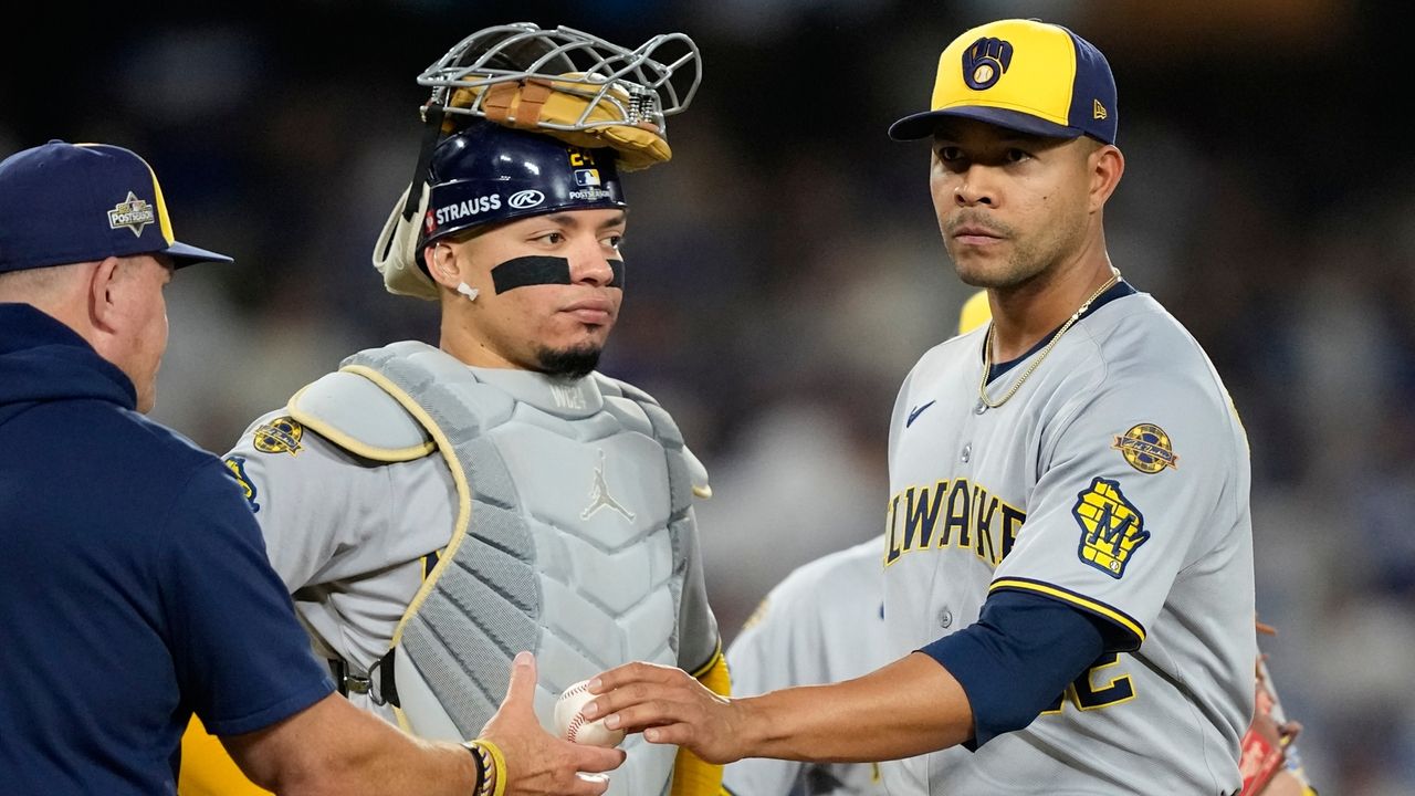 Hoskins, Quintana to become free agents after Brewers decline 2026 options