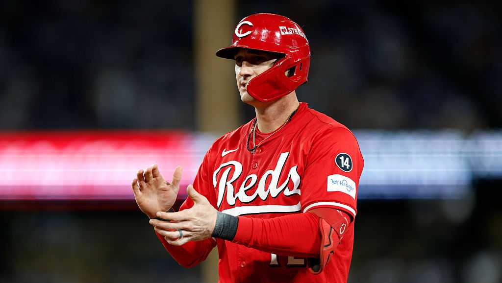 Reds decline club options on 3 players, making them free agents