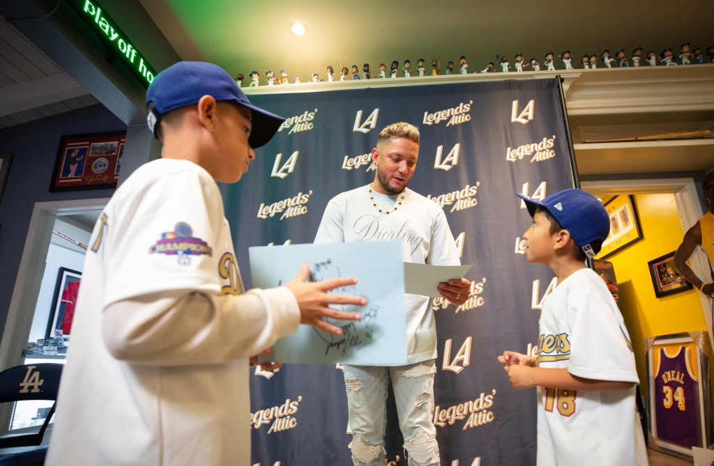 Dodgers’ Miguel Rojas signs autographs in Claremont appearance – San Gabriel Valley Tribune
