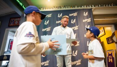 Dodgers’ Miguel Rojas signs autographs in Claremont appearance – Pasadena Star News