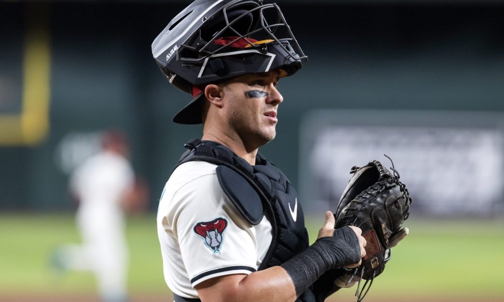 Diamondbacks build leadership by re-signing veteran catcher James McCann