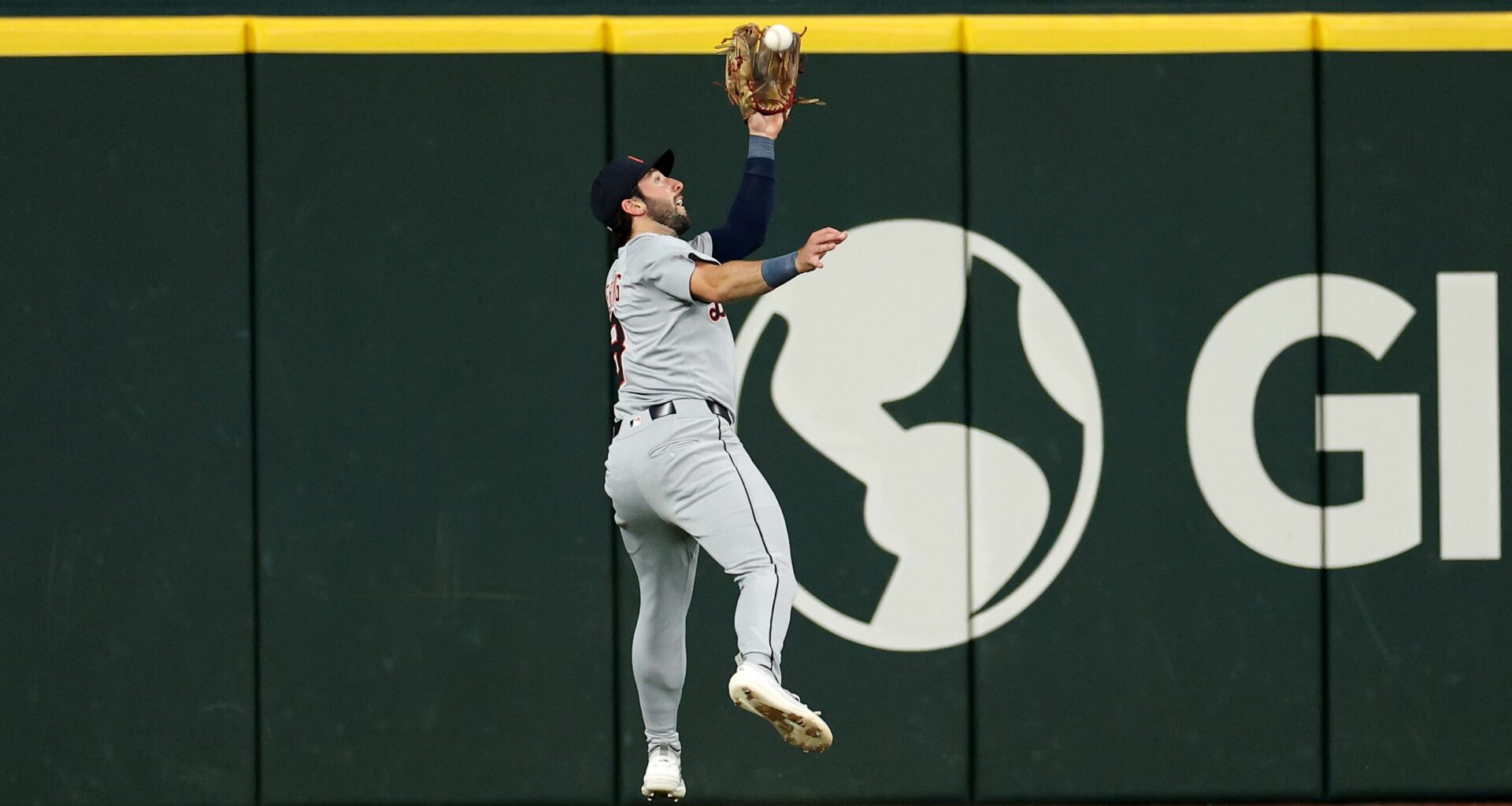 Detroit Brings Back Veteran Outfielder on Smart $3.255M Deal