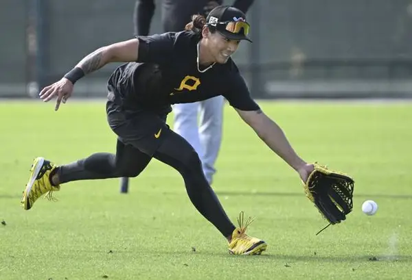 Pirates clean up 40-man roster, lose 2 players on waivers
