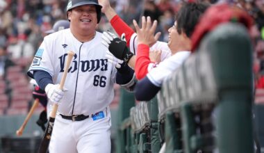 トライアウトの第１打席で本塁打を放った前西武の渡部健人（左）（カメラ・岩田　大補）