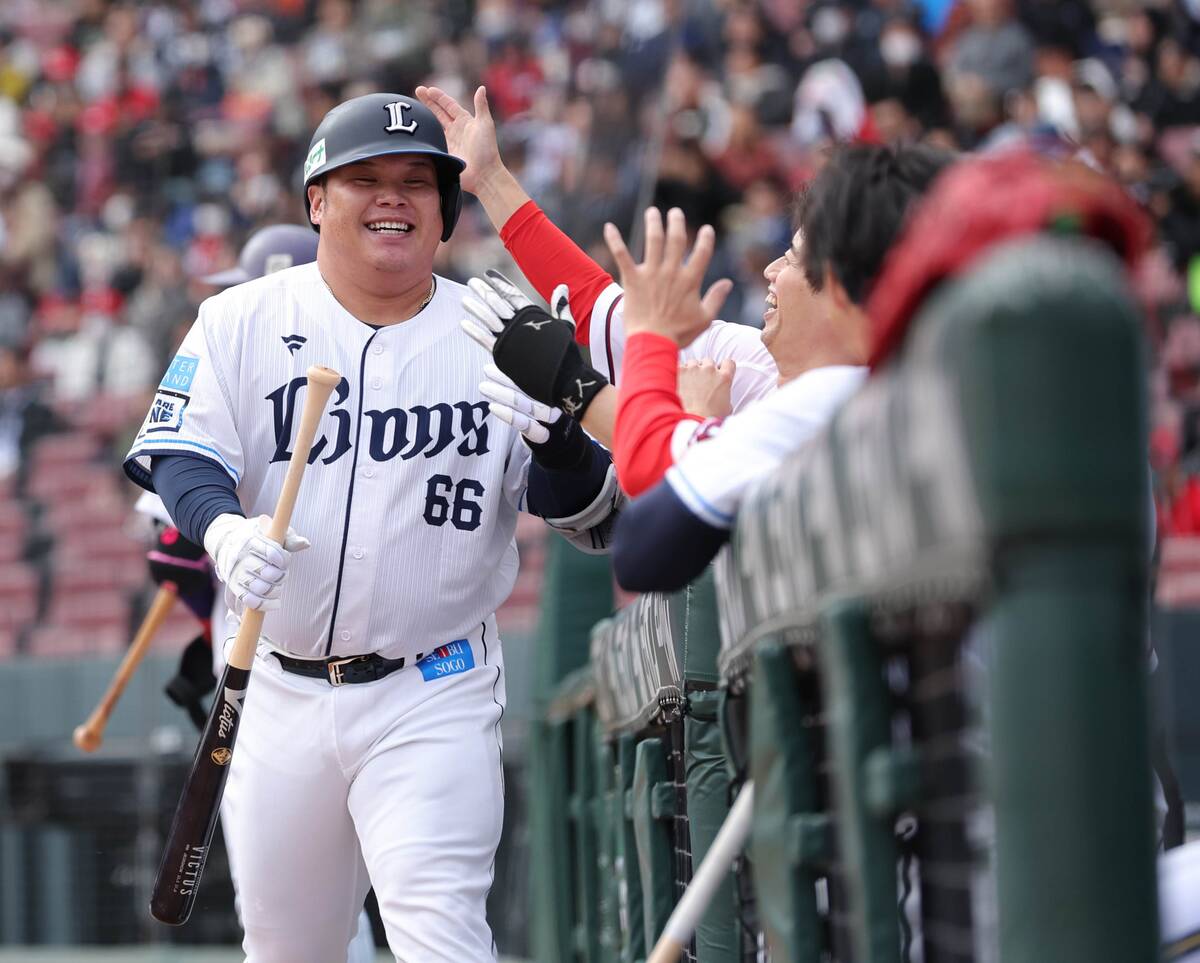 トライアウトの第1打席で本塁打を放った前西武の渡部健人(左)(カメラ・岩田 大補)