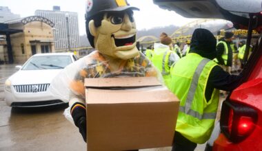 Pirates, Steelers and Penguins shine during Thanksgiving food distribution