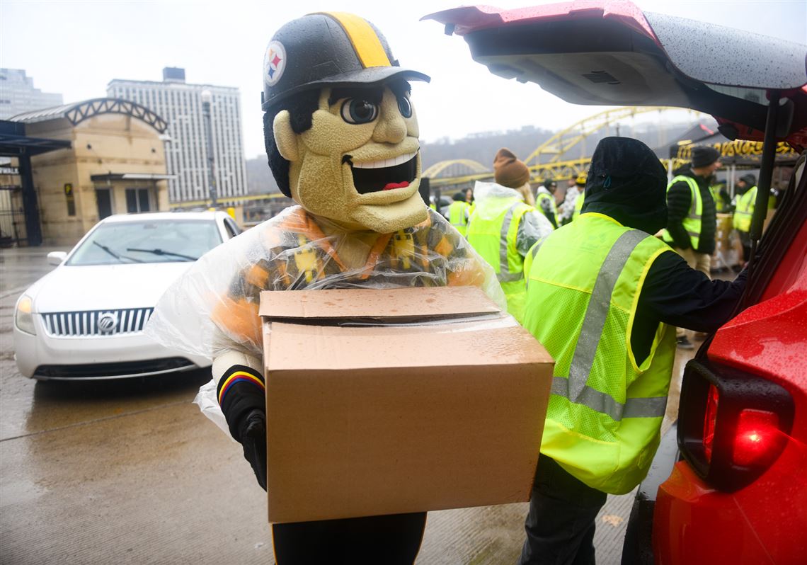 Pirates, Steelers and Penguins shine during Thanksgiving food distribution
