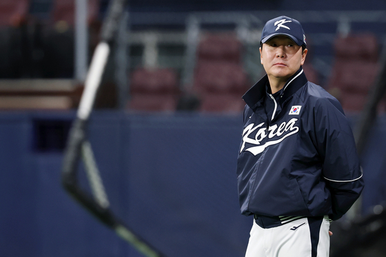 Korea manager Ryu Ji-hyun watches his players during a practice session at Gocheok Sky Dome in Seoul on Nov. 11, ahead of exhibition baseball games against Japan in Tokyo. [YONHAP] 