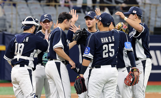 Korean players celebrate their 11-1 win over the Czech Republic in the teams' exhibition baseball game at Gocheok Sky Dome in Seoul on Nov. 9. [YONHAP] 