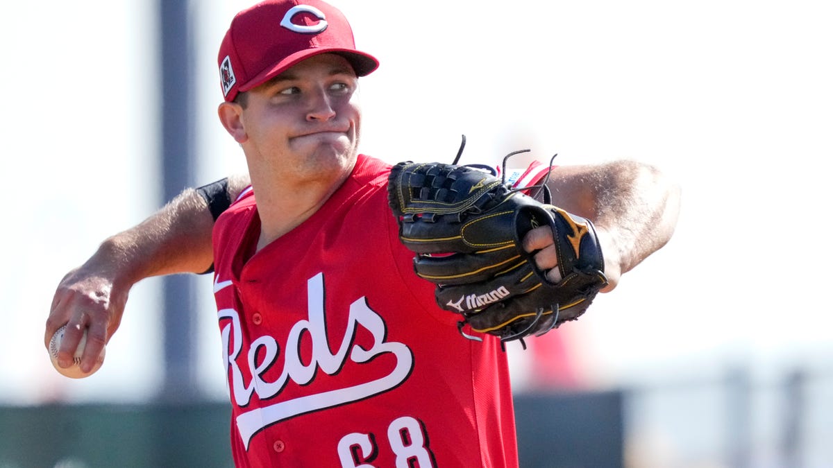 Cincinnati Reds DFA Carson Spiers, add Edwin Arroyo to 40-man roster