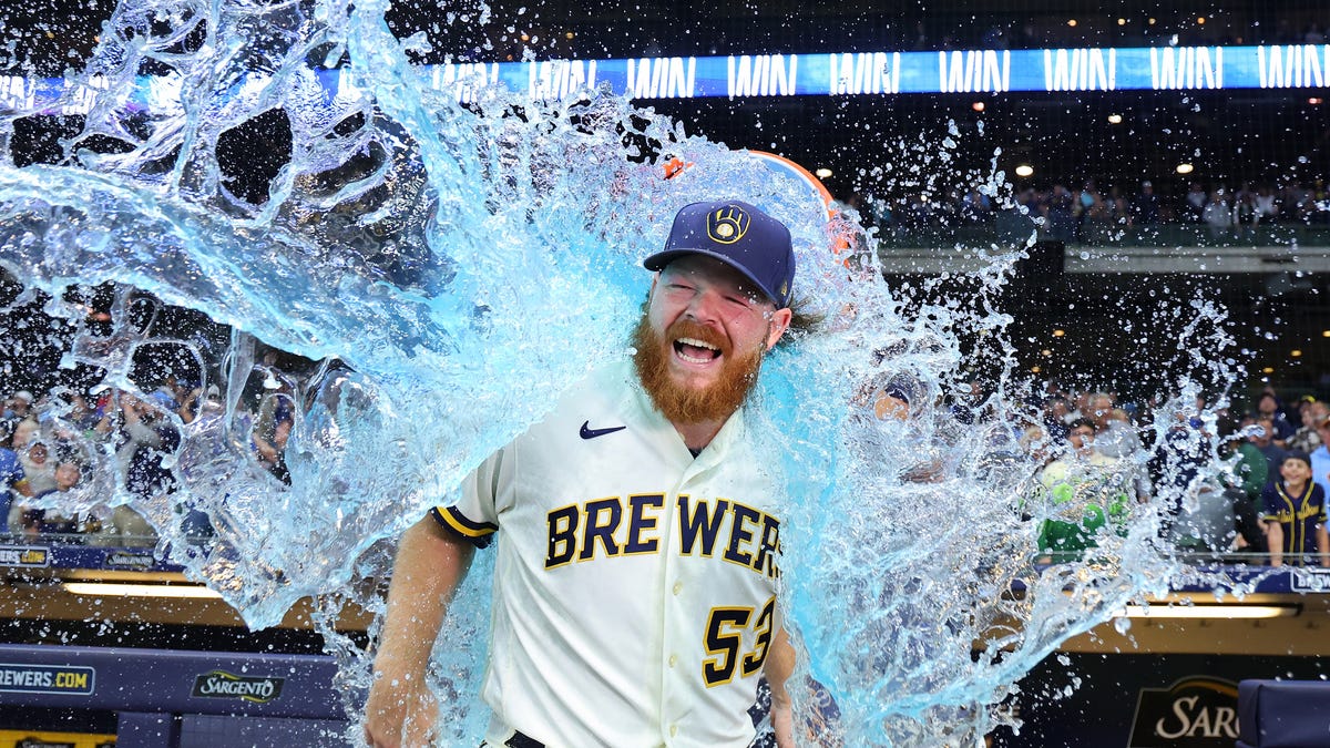 Brewers extend qualifying offer to Brandon Woodruff