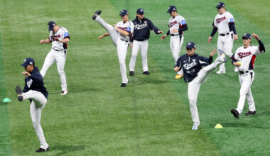 Korean players warm up before a practice session at Gocheok Sky Dome in Seoul on Nov. 11, ahead of exhibition baseball games against Japan in Tokyo. [YONHAP]