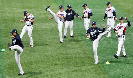 Korean players warm up before a practice session at Gocheok Sky Dome in Seoul on Nov. 11, ahead of exhibition baseball games against Japan in Tokyo. [YONHAP]
