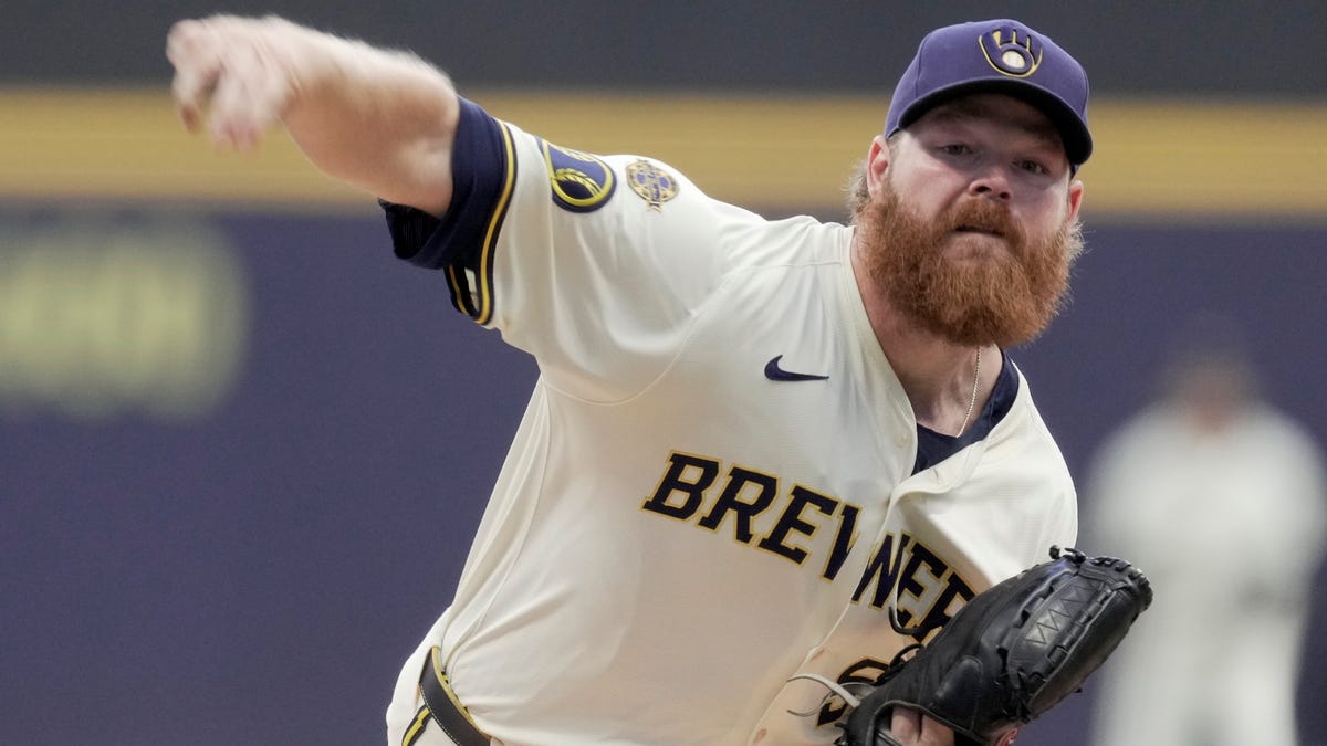 Brandon Woodruff accepts Brewers' qualifying offer for 2026
