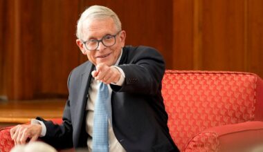 Ohio Gov. Mike DeWine urges Reds to sign free agent Kyle Schwarber