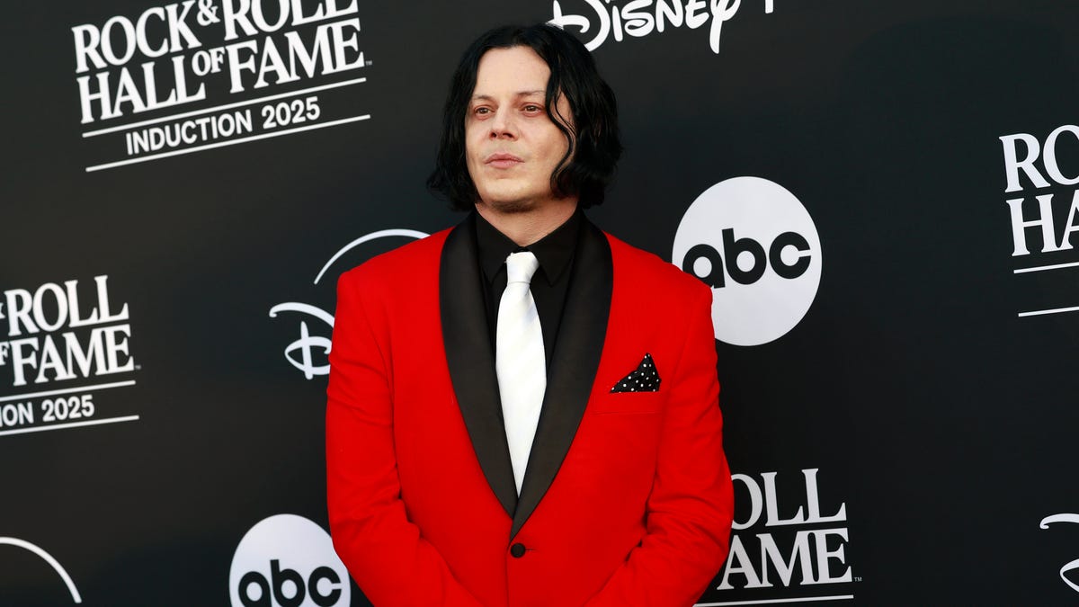 Who is performing Lions-Packers Thanksgiving halftime show?