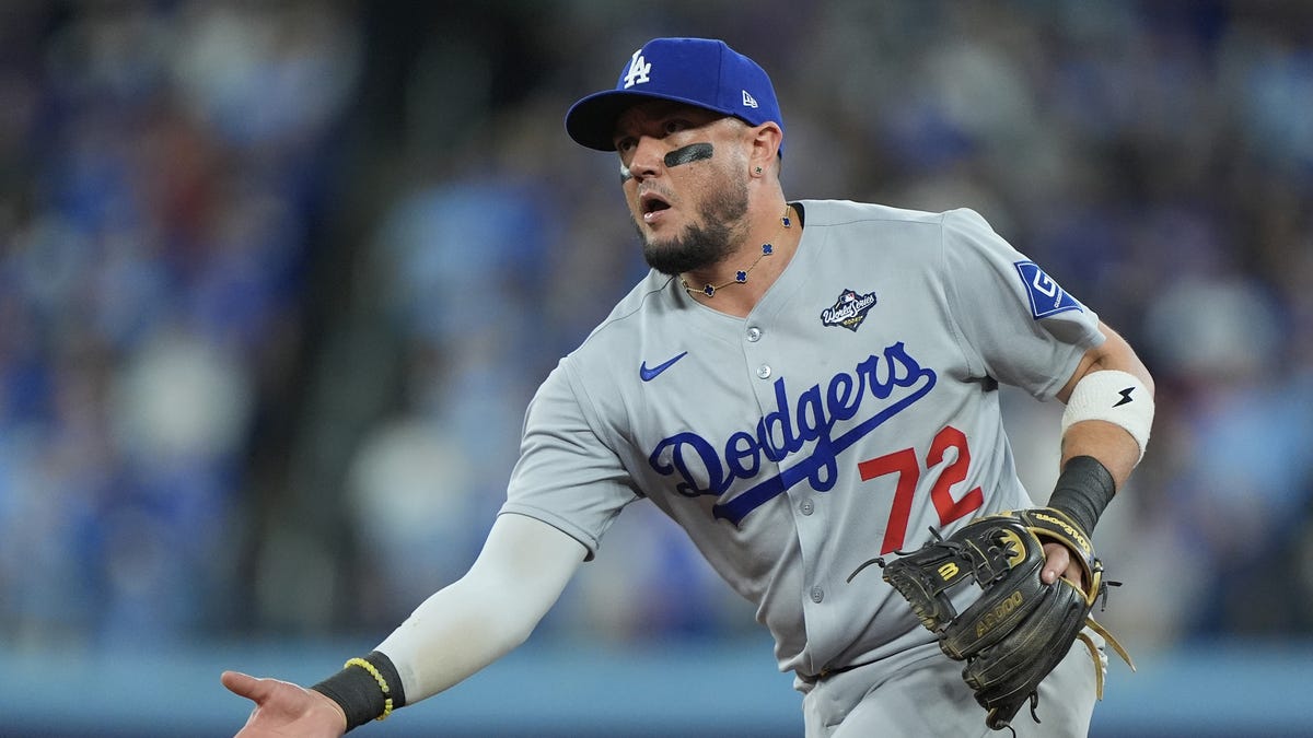 Will Dodgers re-sign Miguel Rojas? Free agency tracker
