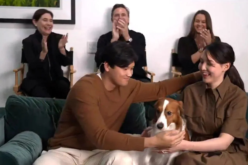 MLB/X Shohei Ohtani goes to hug dog Decoy and wife Mamiko Tanaka