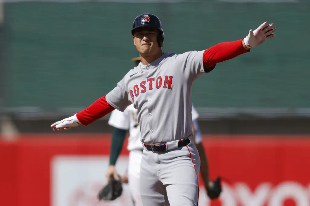 New Ryne Sandberg Born, Circling Back to Refsnyder as Perfect Bench Bat, Non-Tender Deadline Approaching -