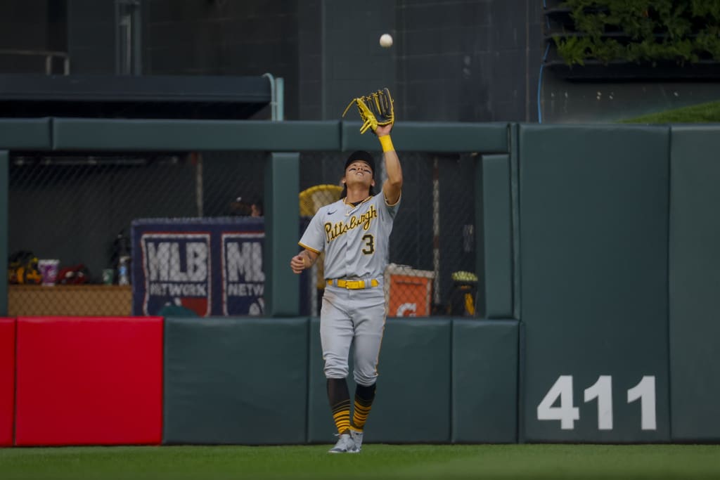 Pirates Place Ji Hwan Bae, Liover Peguero on Waivers