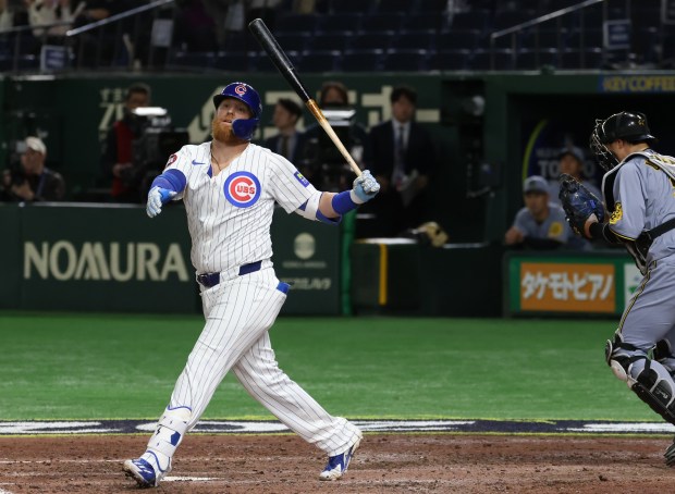 Chicago Cubs first baseman Justin Turner strikes out swinging to...