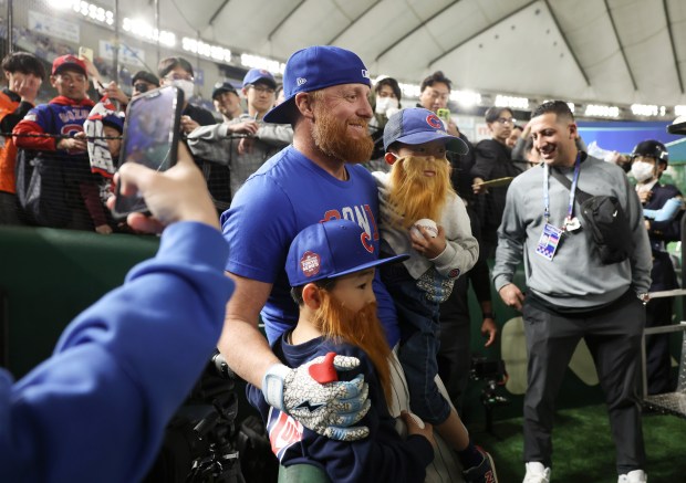 Chicago Cubs first baseman Justin Turner takes pictures with Hiroto...