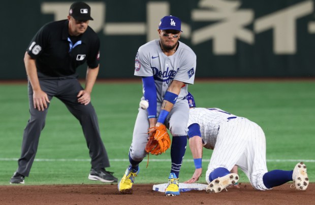 Dodgers shortstop Miguel Rojas (72) smothers the ball as Cubs...