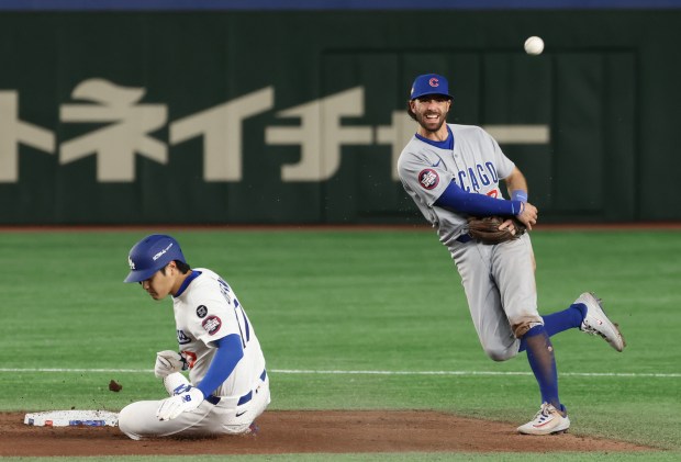 Cubs shortstop Dansby Swanson (7) turns a double play on...