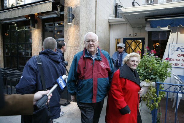 Former Illinois Gov. George Ryan and his wife Lura Lynn leave the Original Pancake House restaurant on the Near North Side after meeting with their family on Nov. 7, 2007, in Chicago. Ryan is heading north to begin serving his six-year racketeering and fraud sentence at the federal correction center in Oxford, Wisc. (Chuck Berman/Chicago Tribune)