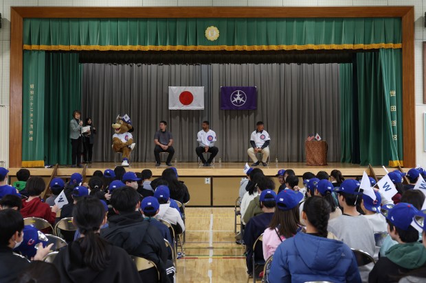 Former Cubs players Derrek Lee, center, and Kosuke Fukudome, right,...
