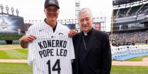 Pope Leo gifts signed jersey to White Sox player