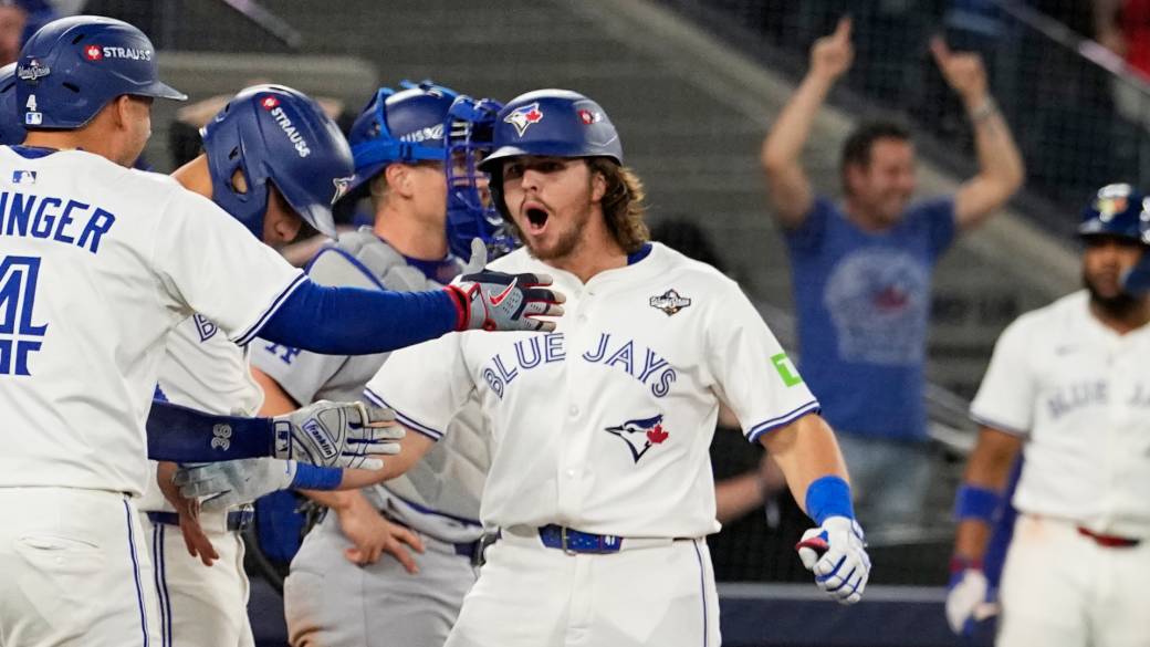 Click to play video: '‘Just madness’: Blue Jays on the atmosphere inside Rogers Centre during 9 run 6th inning'