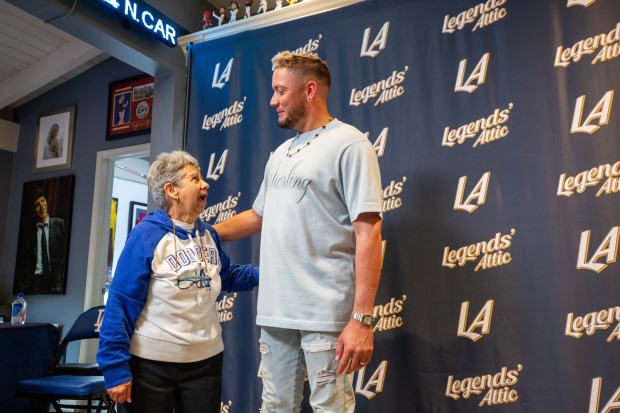Santa Clarita resident Lita Murray meets Los Angeles Dodgers player...
