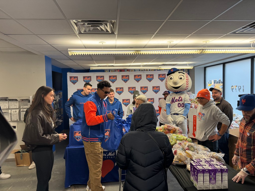 Mark Vientos hands out turkeys 