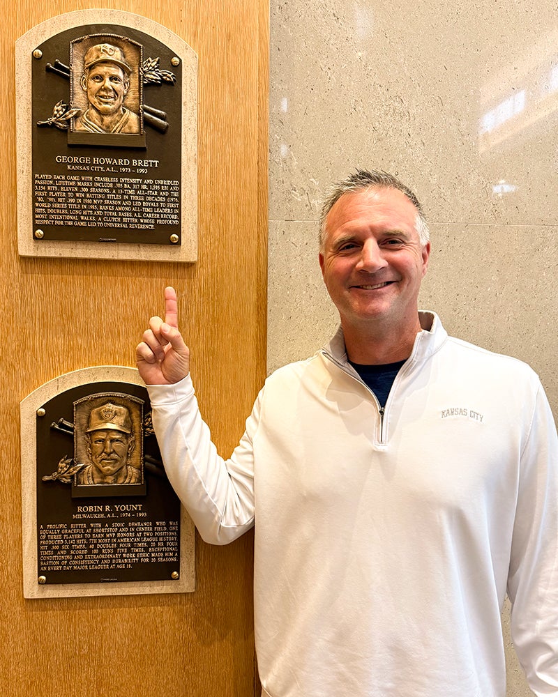 Matt Quatraro points to George Brett's Hall of Fame plaque