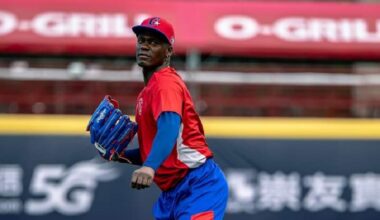 Cuban pitcher Liván Moinelo wins gold glove in Japan