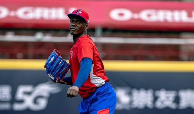 Cuban pitcher Liván Moinelo wins gold glove in Japan