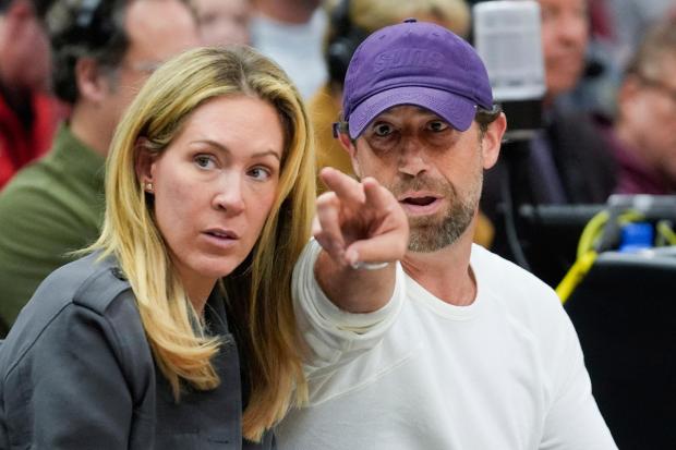 Justin Ishbia, right, and his wife, Kristen, sit courtside during a Bulls-Suns game Feb. 22, 2025, at the United Center. (AP Photo/Erin Hooley)