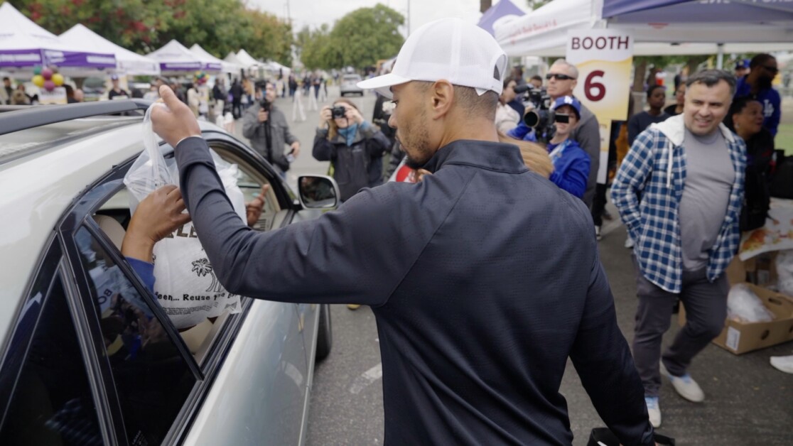 Mookie Betts' 5050 Foundation & Los Angeles Dodgers Foundation Deliver Smiles During Thanksgiving Event