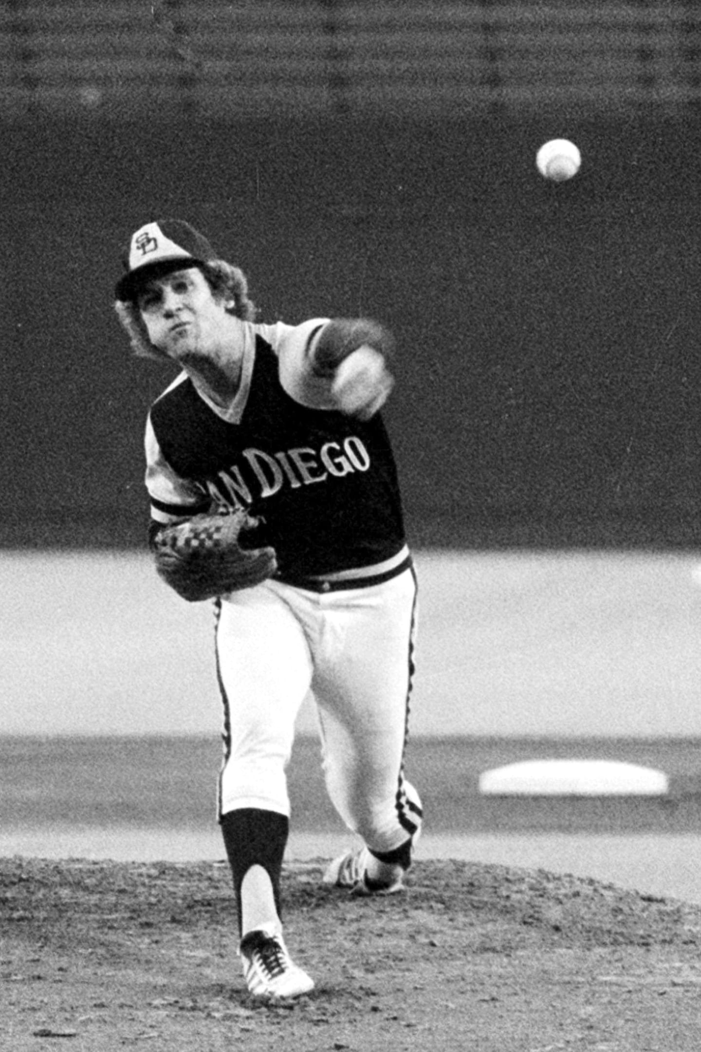Mr. Jones, warming up to face the St. Louis Cardinals at Busch Stadium in 1976.