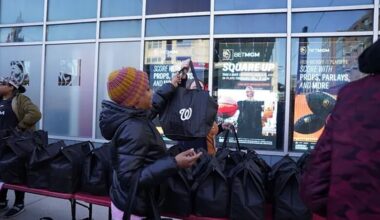 Hundreds line up at Nationals Park for free Thanksgiving meals