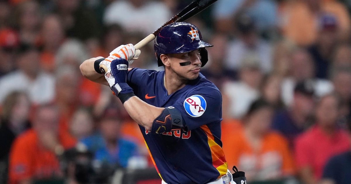 Braves top off busy night by acquiring utilityman Mauricio Dubón from Astros