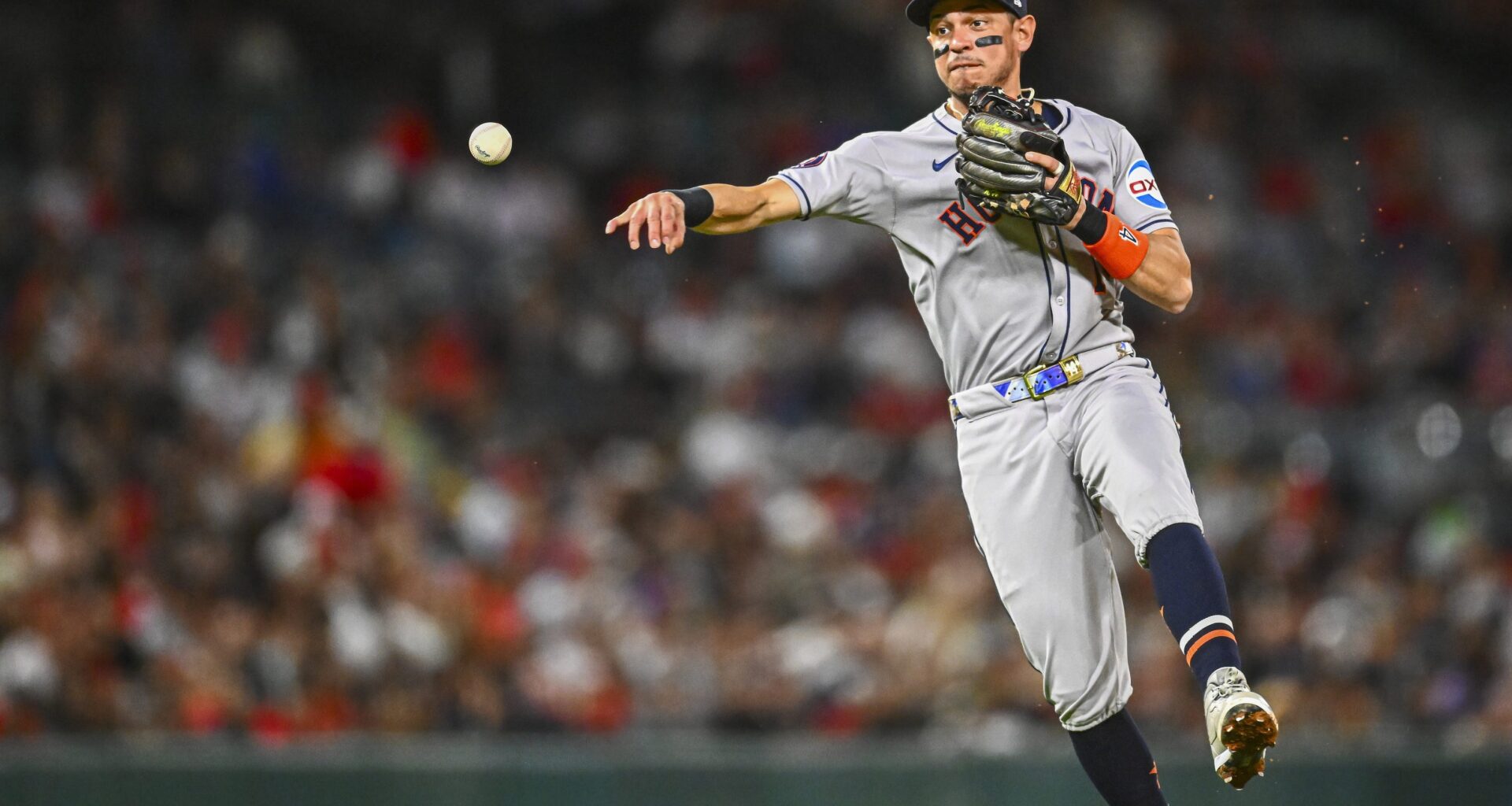 Astros trade Gold Glove utility man Mauricio Dubón