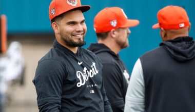 Dodgers' first offseason move is signing Eliezer Alfonzo